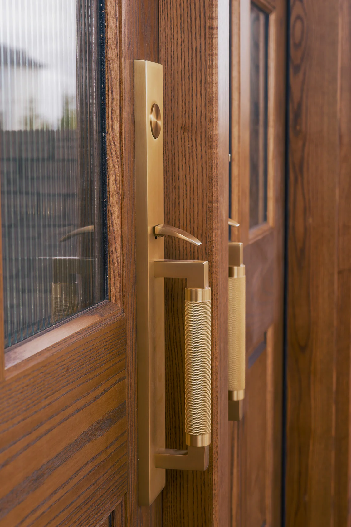 Grand Oak Entrance Door - Detail 1
