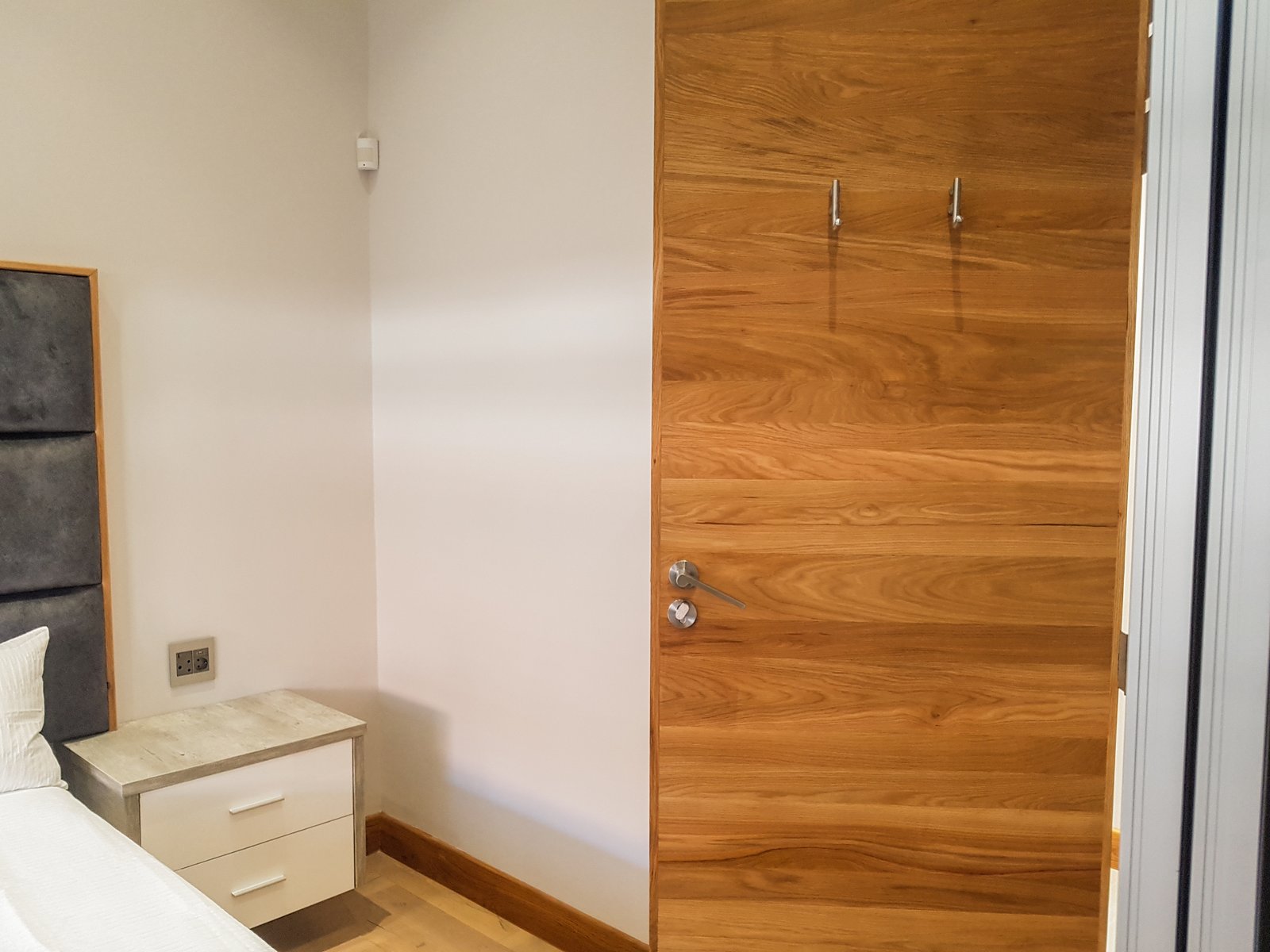 Modern Solid Oak Door - Hardware Detail
